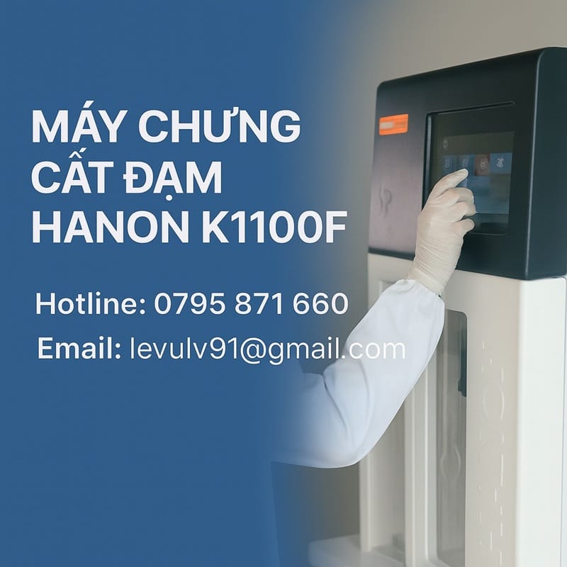 Kỹ thuật viên thao tác trên máy chưng cất đạm tự động HANON K1100F, hiển thị thông tin sản phẩm và hotline 0795 871 660.